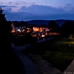 Gärten bei Nacht - Blick von der Brücke auf die illuminierten Maingärten (04/2020)