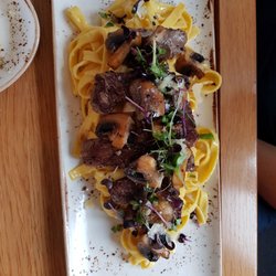 Leo's Kitchen & Bar - Bandnudeln aus dem Parmesanleib mit Rinderfiletstreifen