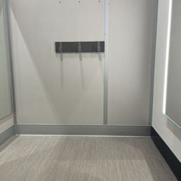 Accessible fitting room