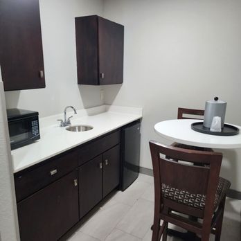 Holiday Inn Express & Suites Covington - Kitchenette.witj Micro, fridge sing and a small 2 person table. - Hotels Near Me - Covington, Tennessee Holiday Inn Express & Suites Covington - Kitchenette.witj Micro, fridge sing and a small 2 person table. - Hotels Near Me - Covington, Tennessee