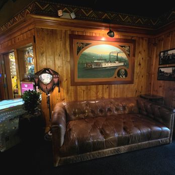 McMenamins Kalama Harbor Lodge - Hotel lobby with gift shop in the back - Hotels Near Me - Kalama, Washington McMenamins Kalama Harbor Lodge - Hotel lobby with gift shop in the back - Hotels Near Me - Kalama, Washington
