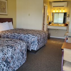Tween The Lakes Motel - Double Queen Room