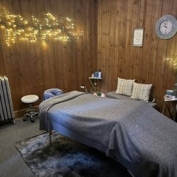 The Saratoga Day Spa - Massage therapy treatment room
