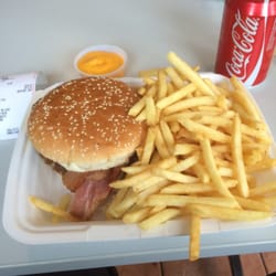 Järnvägsgrillen - En 150g baconburgare med pommes..