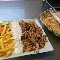 City Imbiss - Getellertes Dönertier mit Salat und Pommes