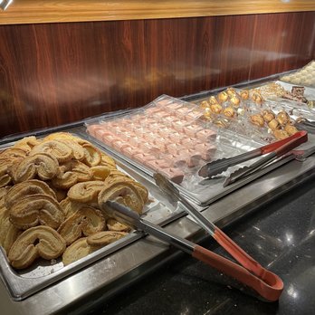 Lucky Buffet - a variety of food items in a buffet - Buffets Near Me - St. Albans, Vermont