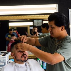 Enfermo Kutz Barbershop - Straight razor is key to a detail Enfermo Kut.