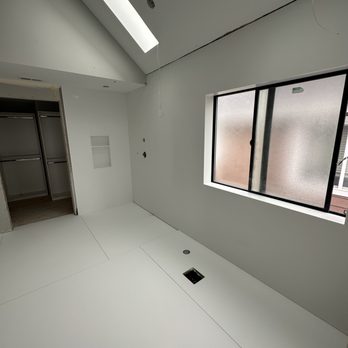Unique Finishes - 5 x 10 porcelain slabs on walls and floor - Flooring Near Me Unique Finishes - 5 x 10 porcelain slabs on walls and floor - Flooring Near Me