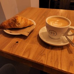 Café Neundrei - Cappuccino and apricot croissant