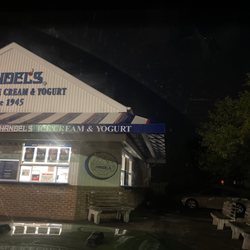 Handel's Homemade Ice Cream & Yogurt - Lights off at 9:45, street light sign off also at 9:45.