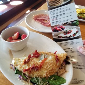 BJ's Restaurant & Brewhouse - Brunch veggie omelette, compare with what on the menu - New American Near Me - Glendale, California