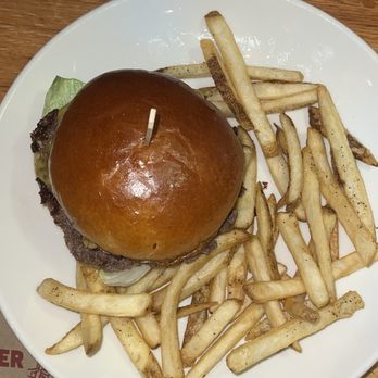 Applebee's Grill + Bar - Classic Classic Bacon CheeseBurger - American Near Me - Elizabeth, New Jersey