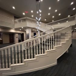Delta Hotels by Marriott Helena Colonial - Fancy spiral staircase