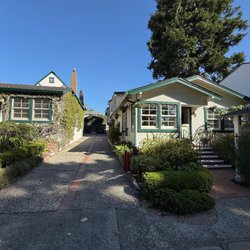 Briarwood Inn - Front of property and driveway