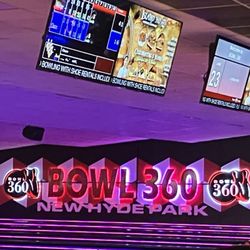 Bowl 360 New Hyde Park - The decor of the alley