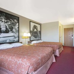 Super 8 by Wyndham Green River - Guest room