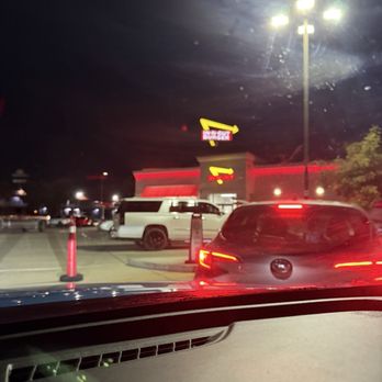 In-N-Out Burger - Busy drive thru - Fast Food Near Me - Fresno, California In-N-Out Burger - Busy drive thru - Fast Food Near Me - Fresno, California