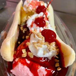 I Hart Ice Cream - Traditional Banana Split!!