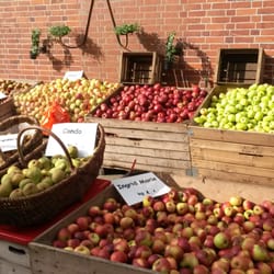 Obstparadies Schuback - Teil des Obststandes: Ausgefallene Sorten zum Spitzenpreis