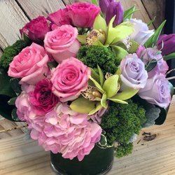 CDdesigns Florist - Low & Lush spring fresh flower arrangement