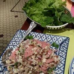 Lao-Thai - Salade de riz croustillant et porc fermenté (super bon!!!!!!)