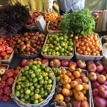 Lonely Mountain Farm - Array of heirloom tomatoes at the San Francisco Ferry plaza Farmers Market - Farmers Market Near Me - Corralitos, California