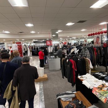 Macy's - Long waiting in line to pay. They need more cashiers. - Department Stores Near Me - Santa Clara, California Macy's - Long waiting in line to pay. They need more cashiers. - Department Stores Near Me - Santa Clara, California