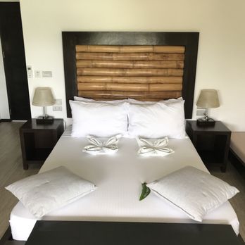 Blanco Beach Resort - Nice and comfy queen size bed - Resorts Near Me - Malapascua Island, CEB