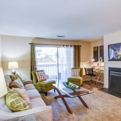 Highland Oaks Apartments - Living Room
