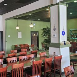 Zeeyum Kitchen - Love the inviting and soothing colors! Beautiful how they took advantage of this space