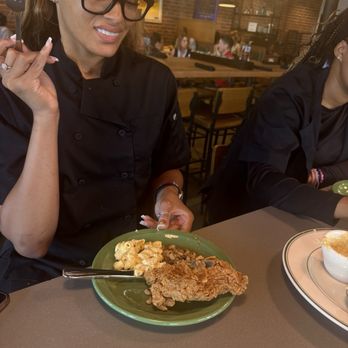 Fixins Soul Kitchen - Bougie Bites eating chicken and Mac - Soul Food Near Me - Sacramento, California Fixins Soul Kitchen - Bougie Bites eating chicken and Mac - Soul Food Near Me - Sacramento, California