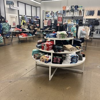 Old Navy - Inside - Men's Clothing Near Me - Watchung, New Jersey