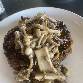 Oak - Steak with mushrooms - New American Near Me - Laguna Beach, California Oak - Steak with mushrooms - New American Near Me - Laguna Beach, California