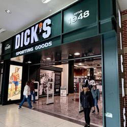 DICK'S Sporting Goods - Entrance to store