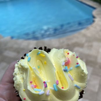 Hive Bakery & Cafe - Excellent Cupcake - Bakeries Near Me - West Palm Beach, Florida