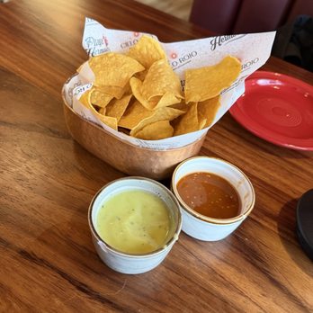 Cielo Rojo - Chips & Salsa, brought to the table when we sat down. - Mexican Near Me - Phoenix, Arizona