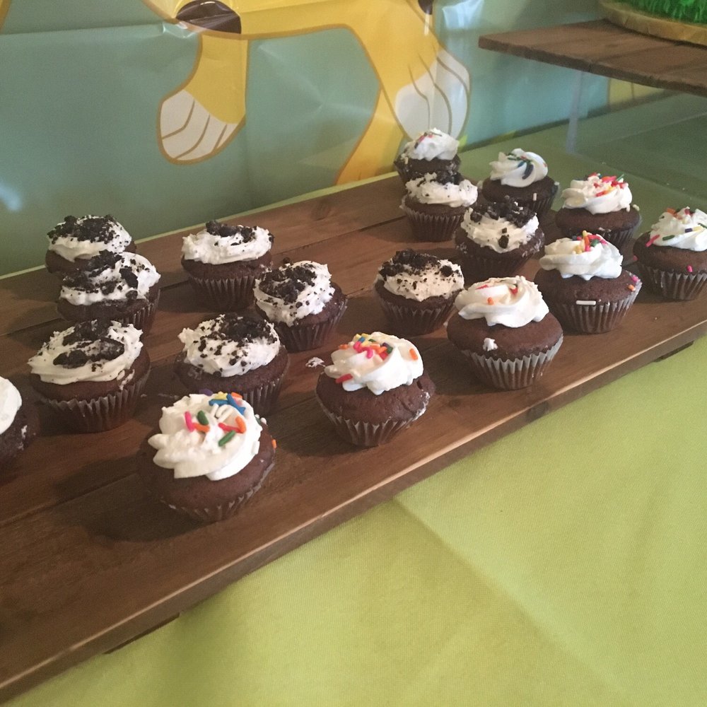 Edo's Cakes - Mini cupcakes cookie and cream/CHOCOLATE funfetti - Bakeries Near Me - Hillside, New Jersey