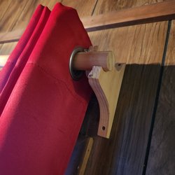 Sierra Blanca Cabins - Broken curtains rod. Fell on me