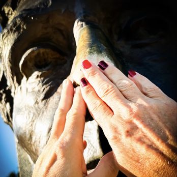 Lincoln Tomb - Rub nose your luck! - Landmarks & Historical Buildings Near Me - Springfield, Illinois Lincoln Tomb - Rub nose your luck! - Landmarks & Historical Buildings Near Me - Springfield, Illinois