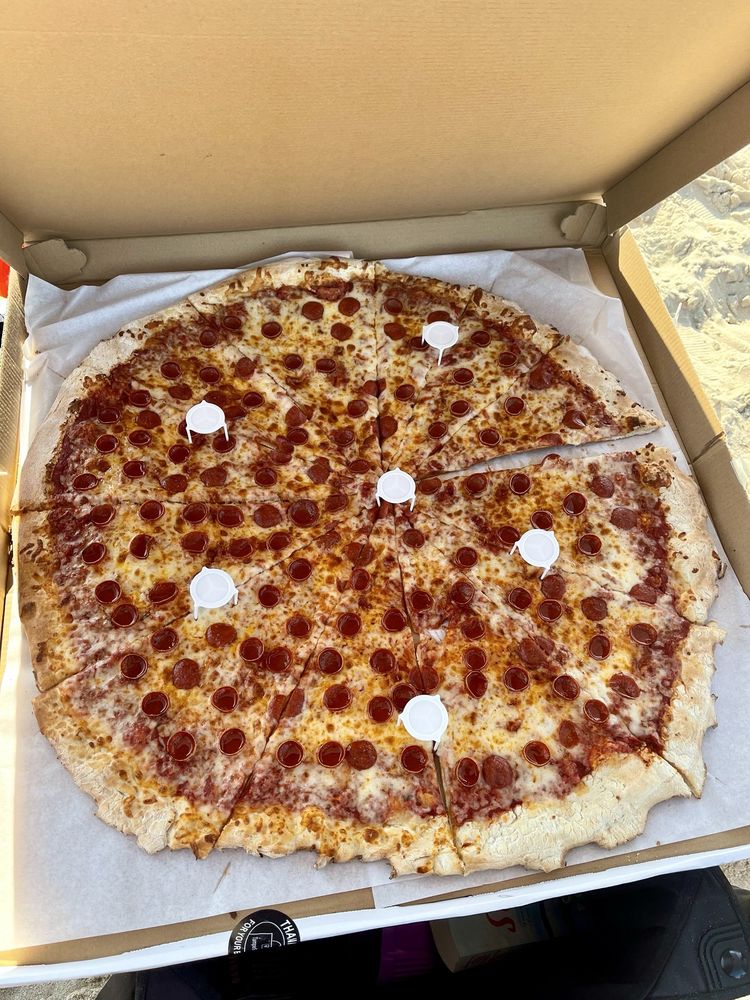 Pino's Pizza Logo
