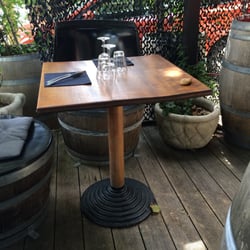 La Mangeoire - Une table sur la terrasse du restaurant.