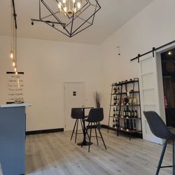 Vivace Estate Winery - Small indoor tasting room with 5 tables