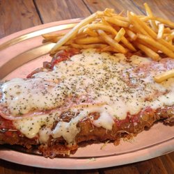 Buenos Aires Sabores Argentinos - Milanesa a la napolitana. Suficiente para alimentar a una familia pequeña.