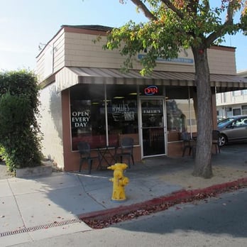Hallie's Diner - Hurry up and eat - the outside! - American Near Me - Petaluma, California