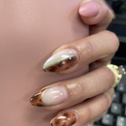 Klassiq Nail Bar - Tortoise shell & matte sandstone pink nails