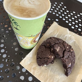 Urth Caffe - Decaf Spanish Latté Large - Coffee & Tea Near Me - Laguna Beach, California