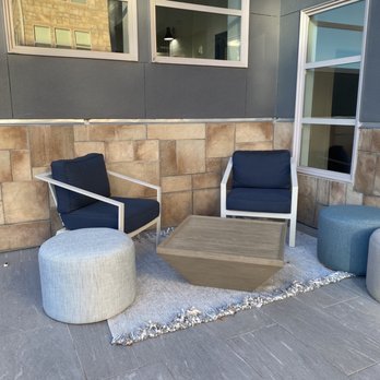 Cortland Flatirons - Sitting area by pool - Apartments Near Me - Broomfield, Colorado Cortland Flatirons - Sitting area by pool - Apartments Near Me - Broomfield, Colorado