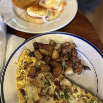 Market At Main - Classic Eggs Benedict and downtown omelette - Breakfast & Brunch Near Me - Lynchburg, Virginia Market At Main - Classic Eggs Benedict and downtown omelette - Breakfast & Brunch Near Me - Lynchburg, Virginia