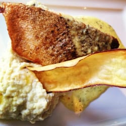 Dudu Camargo Bar & Restaurante - Peixe com purê de banana da terra e chips de mandioca