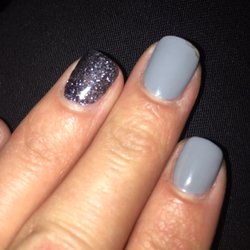 Nail Gallery - Chipped middle finger